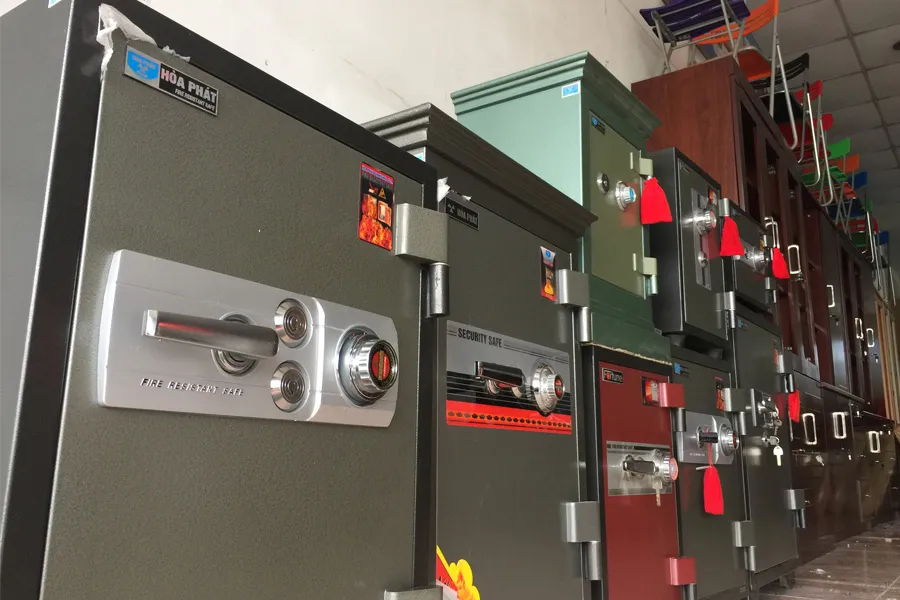 Một khu vực khác tại showroom trưng bày các các dòng két sắt và tủ gỗ sơn của Hòa Phát